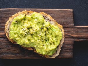 Sándwich de vegetales verdes con dip de Garbanzo