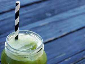 Jugo de kiwi, piña, chía y menta