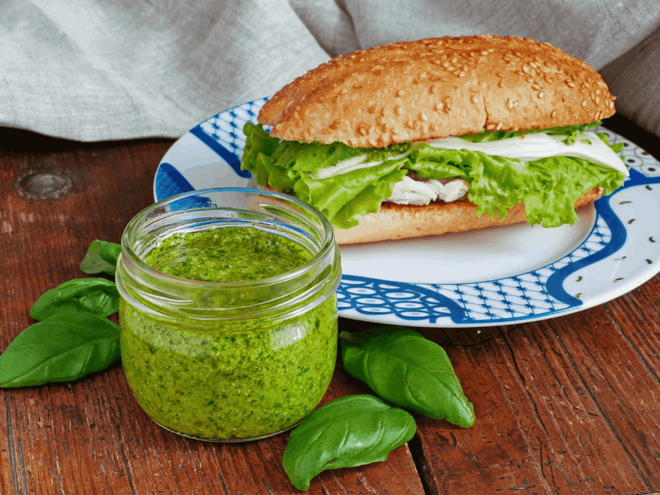 Sándwich de pollo con pesto al culantro