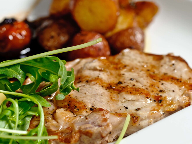 Chuleta de cerdo a la miel con ensalada