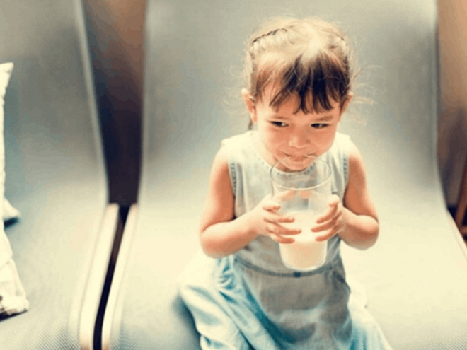 niña tomando leche