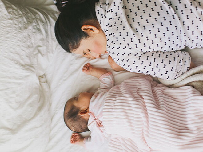 Madre y bebe haciendo colecho