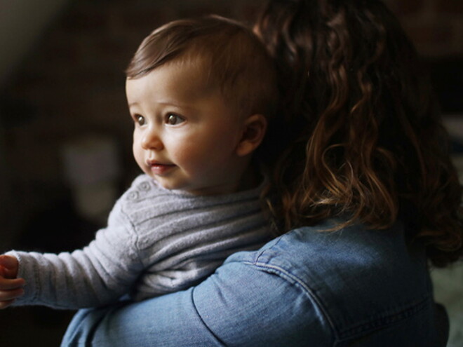 Bebé de 8 meses cargado por su mamá