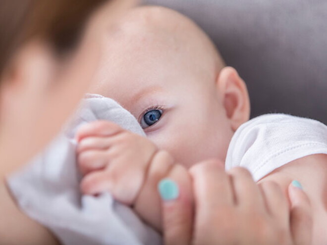 Mamá consintiendo a su bebé de cuatro meses.