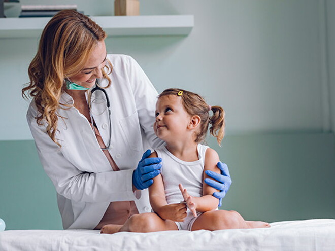 Doctora revisando al bebé con escarlatina