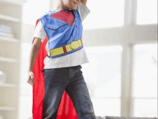 niño con traje de super heroe