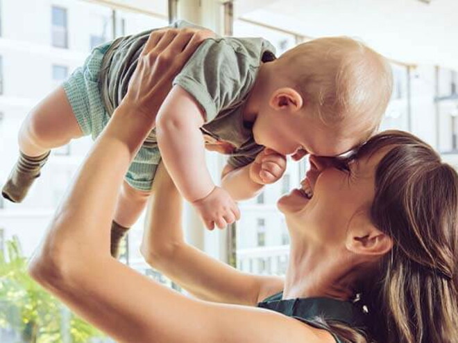 Mamá cargando a su bebé