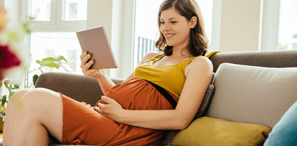 Mamá leyendo nombres de bebés que son niños