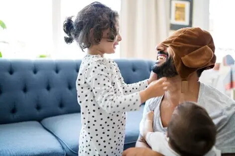 niños jugando con su papá a expresar sus emociones