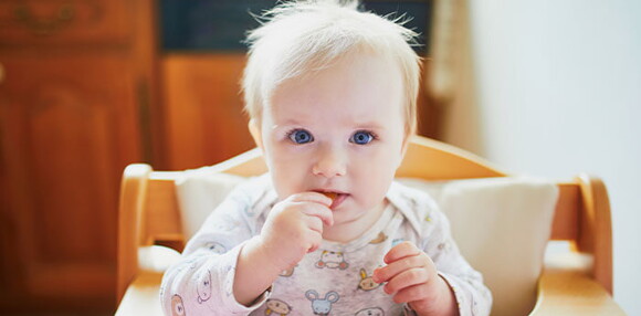 Niña comiendo galletas sola