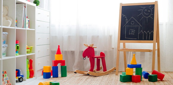 Cuarto con tablero y cubos de juego y aprendizaje.