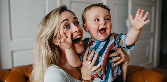 Bebé de 10 meses sonriendo con su mamá