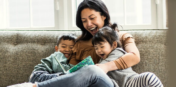 Niños leyendo cuentos con su mamá como estrategia de aprendizaje.