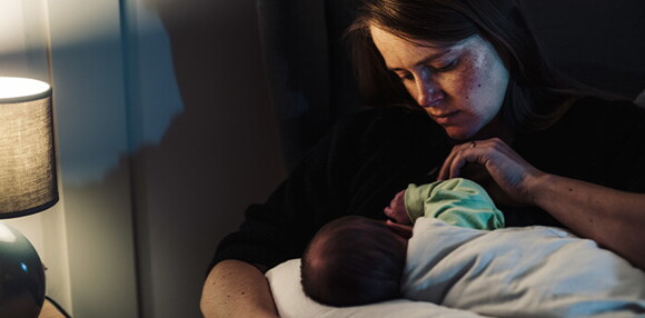 Mamá mimando y durmiendo a su bebé recién nacido