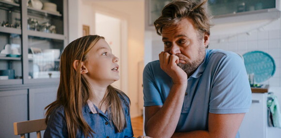 Papá escuchando a su hija