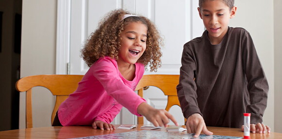 Niños jugando como estrategia de aprendizaje.