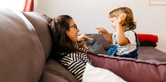 Mamá jugando con su hija que tiene escarlatina