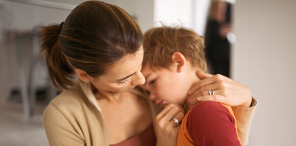 Mamá consintiendo a su hijo que tiene escarlatina