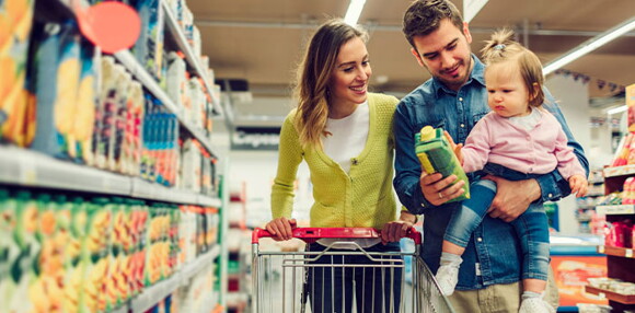 Papá y mamá en el mercado comprando probióticos saludables