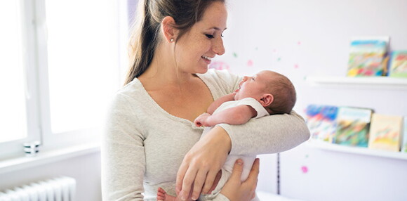 Mamá alzando a su bebé y mirando su cara