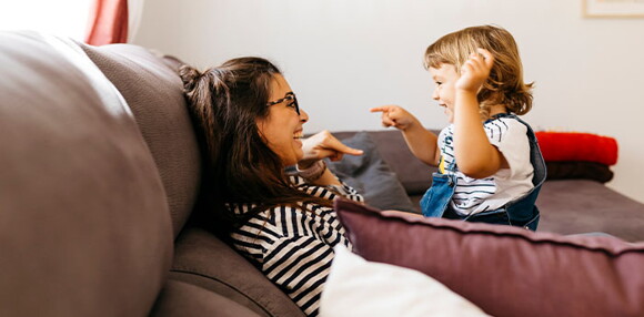 Mamá y niña riendo y hablando de los hábitos de higiene.