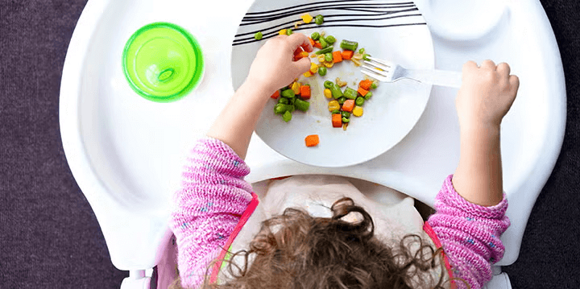 Imagen de un niño comiendo legumbres