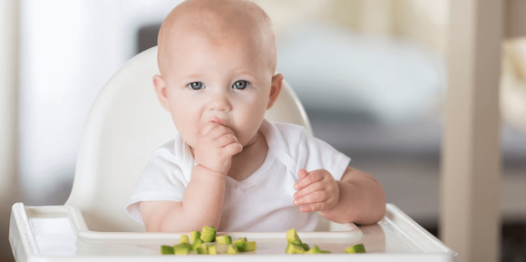 Imagen de un niño comiendo palta