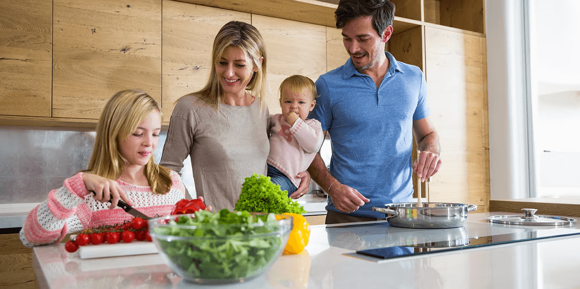 Una familia cocinando juntos