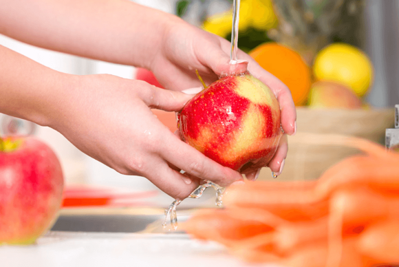 Mujer lavando una manzana