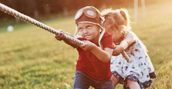 niños realizando actividades físicas al aire libre 