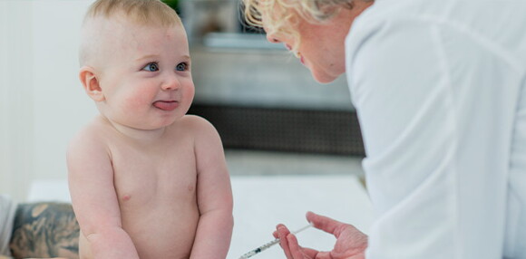 Doctora medicando el bebé con varicela