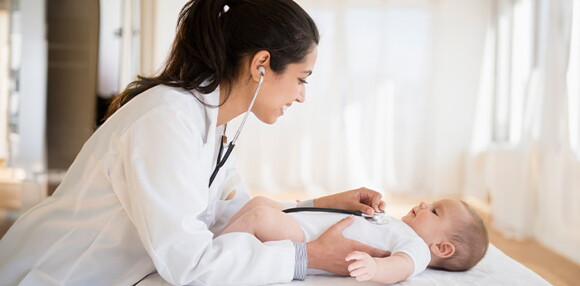 Doctora siguiendo el tratamiento de la varicela en bebés